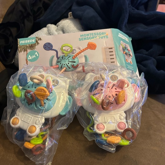 Baby👶🏽2 Pack Astronauts Portable Pull String Teething Activity & Sensory Toys - Picture 3 of 11